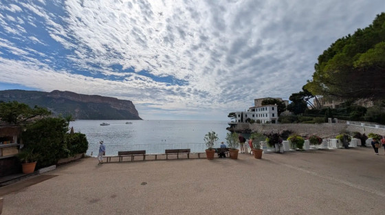 La Plage du Bestouan; un Reflet turquoise sous le regard du Cap Canaille