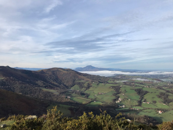 La Rhune ceintur&eacute;e de nuages