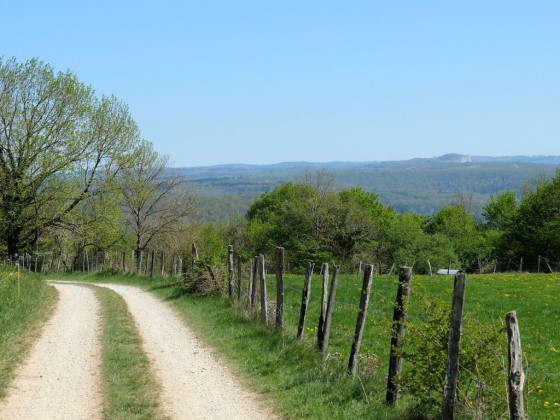 La Roche de Haute-Pierre dans le lointain