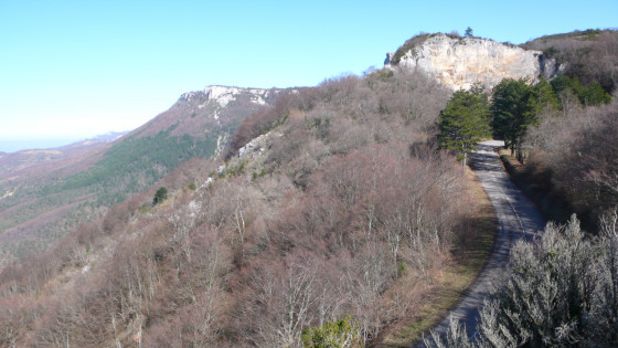 La route des Limouches et le Rocher Ecras&eacute;