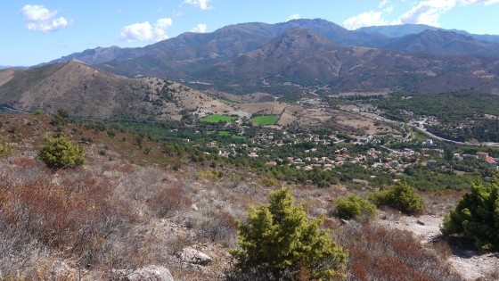 La route en contrebas mène au flanc Ouest de la Corse