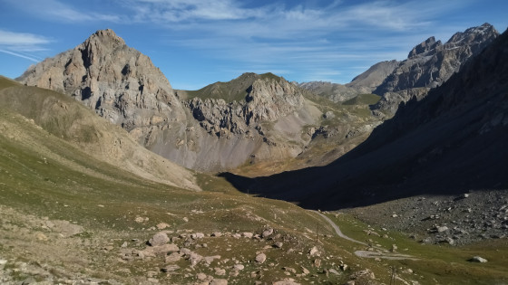 La route militaire de Viraysse qui monte aux sites militaires