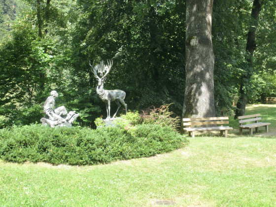 La sculpture, derri&egrave;re le ch&acirc;teau, en contrebas
