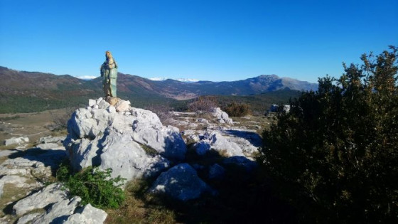 La statue de la vierge au sommet du Castellaras