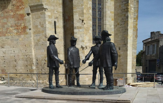 La statue des mousquetaires à Condom