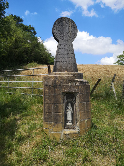 La stèle à la Vierge