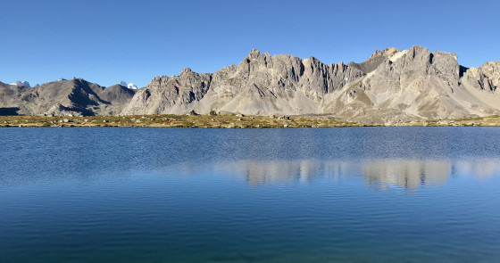 La Tête de la Cassille (plus haut sommet, à droite) se reflète dans le Lac Laramon