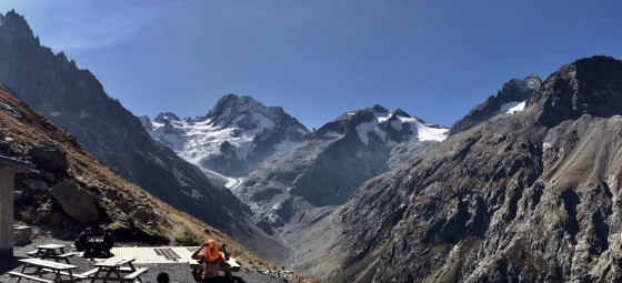 La terrasse du refuge de Temple-Écrins