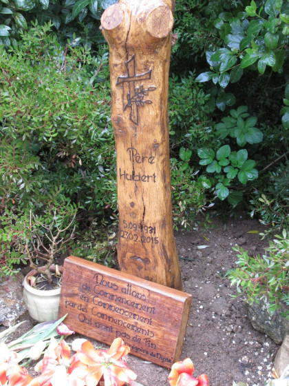 La tombe de l\'un des prètres de la chapelle