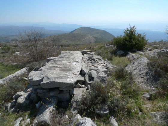 la tombe du chef en face le puy de naouri sur le chemin du puy de tourrettes