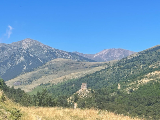 La Tour de Bat&egrave;re devant le massif du Canigou