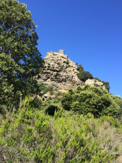 La tour de Sénèque, vue dans la montée