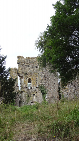 La tour f&eacute;odale &agrave; Fr&eacute;teval