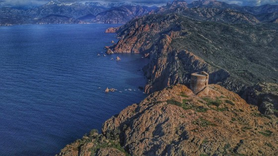 La tour du Capo Rosso vue depuis un drone