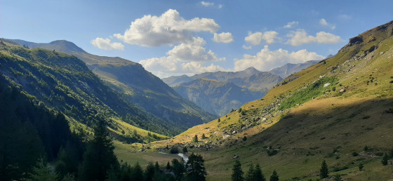 La vallée avec la chapelle