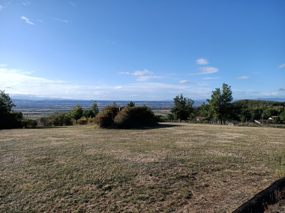 La vall&eacute;e du Rh&ocirc;ne derri&egrave;re  la table d'orientation