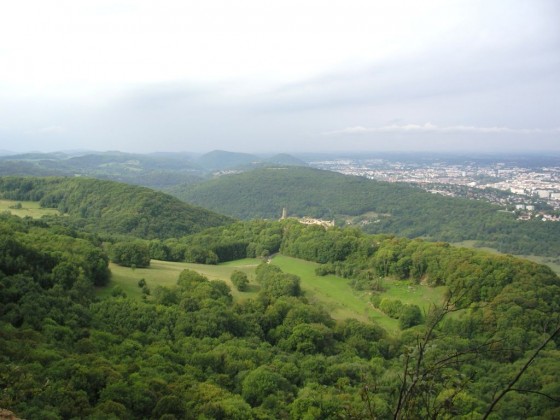 La vallon de Montfaucon et les ruines féodales