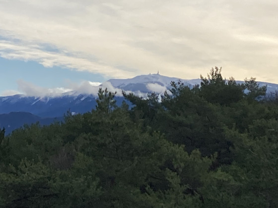 la vue sur le Ventoux enneigé depuis notre aire de pique-nique