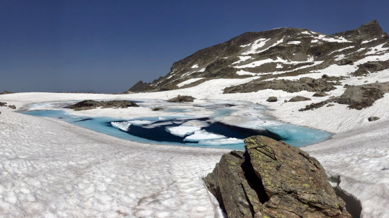 Lac anonyme sous le Rocher Blanc Lac anonyme sous le Rocher Blanc