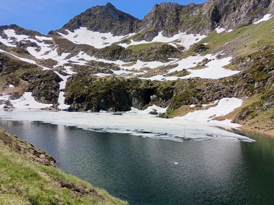 Lac de Bassias partiellement gelé (13 juin 2026)