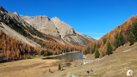 Lac de l'Orceyrette et cr&ecirc;te du Petit Puy