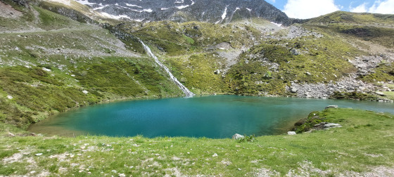 Lac de la Jasse avec ruisseau s'y déversant