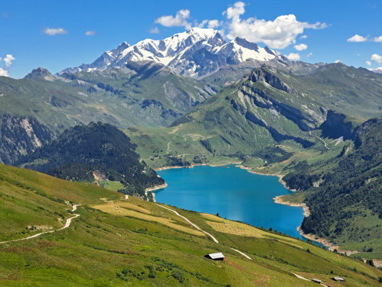Lac de Roselend et Mont Blanc de la crête de la Roche Parstire