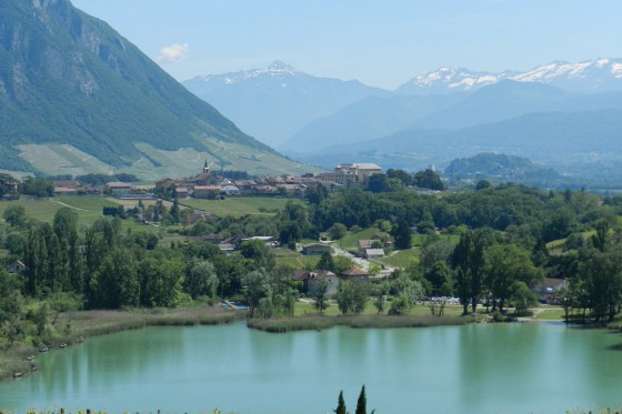 Lac de St Andr&eacute; et village des Marches