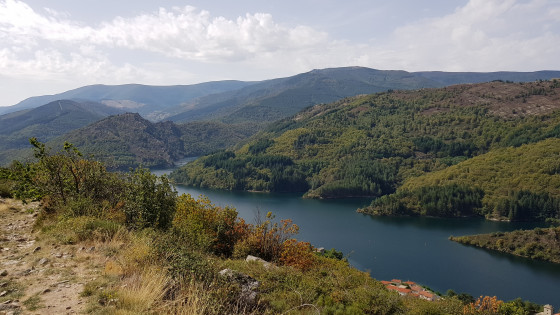 Lac de Villefort et montagnes qui l\'encerclent