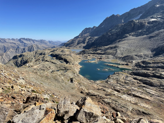 Lac du Milieu et Lac de la Fare en fond