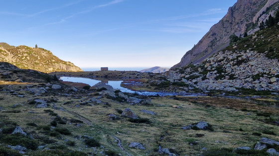 Lac et cabane de Lagu&euml;s