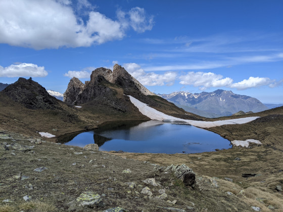 Lac face aux montagnes