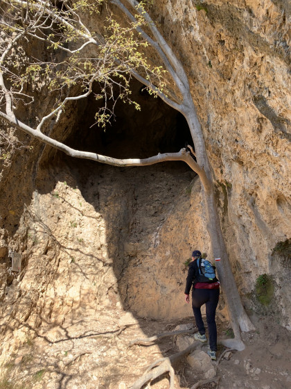 Lac peirou : passage dans la falaise