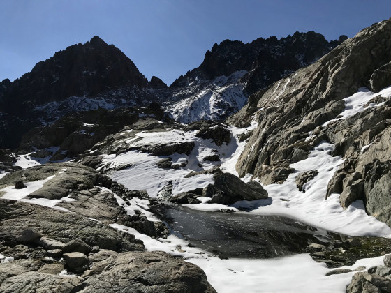 Lacquet gelé dans les roches moutonnées menant au Col de la Marmottane