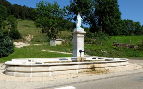 Laviron : La fontaine à la Vierge