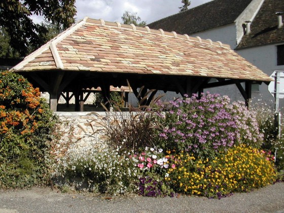 Lavoir fleuri près du départ