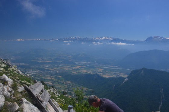 Le banc sans pied du col vert, La boîte aux lettres. La chaîne de Belledonne et le Mont Blanc