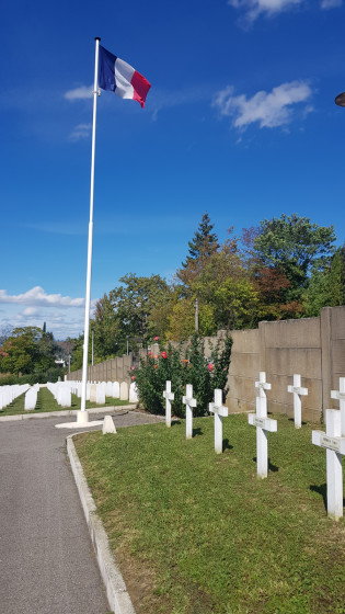 Drapeau français dans la nécropole nationale de Mulhouse