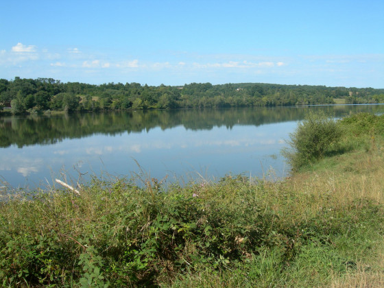 le bord du lac du stade
