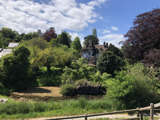 Le bourg de Gonneville-sur-Mer vu depuis l\'aire de repos