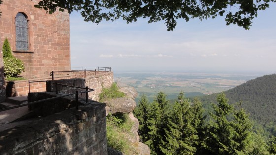 Le bout de l\'église et la plaine d\'Alsace au Mont-Saint-Odile