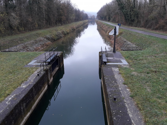 Le canal à la porte de garde