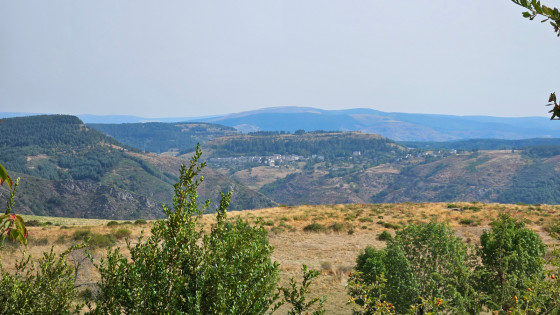 Le Causse et au pied le village de Barre-des-Cévennes