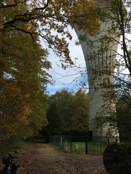 Le ch&acirc;teau d'eau en arrivant &agrave; Ponth&eacute;vrard