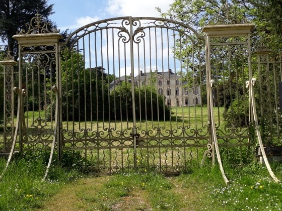Le chateau de Brosse-Montceaux vu de la grille d\'entrée