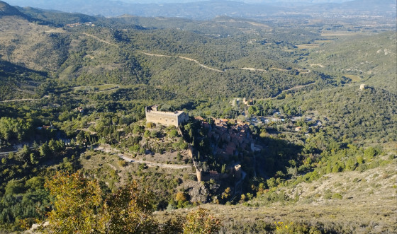 Le ch&acirc;teau de Castelnou en montant au Roc de Majorque. Le village de Castelnou, vue plongeante du Roc de Majorque.
