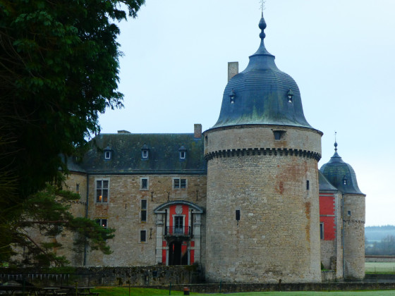 Le Château de Lavaux-Sainte-Anne à l'aube de l'hiver