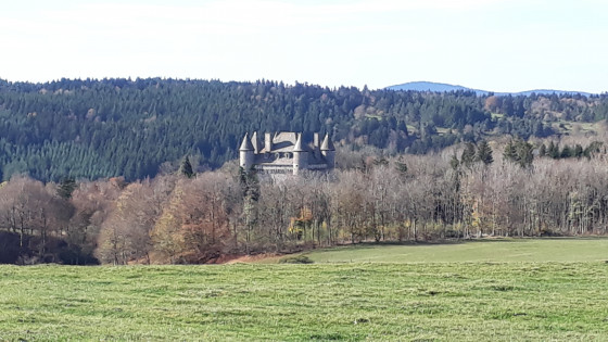 Le château de Vachères depuis la voie romaine