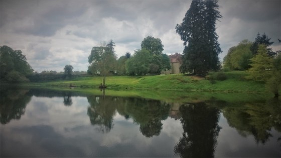 Le château de Vaureille et son étang