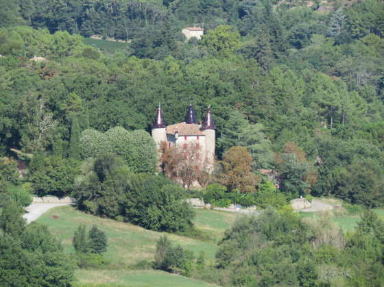 Le château vu de loin ... Le château vu de loin ...